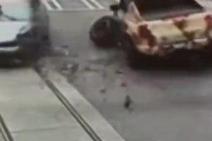 车祸现场监控🔥对方直行！三球左转不减速直接撞上去！