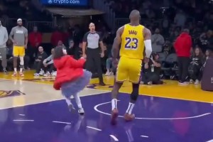 别太离谱！网友用AI制作，小女孩将詹姆斯直接晃跪在地上……