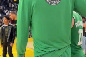 老友重逢！赛后绿军球员与波津、霍福德亲切互动打招呼